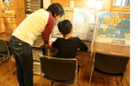 寺子屋きくち。茨城県ひたちなか市のアットホームな学習塾。小学生の放課後クラスで指導している先生と生徒の様子です。