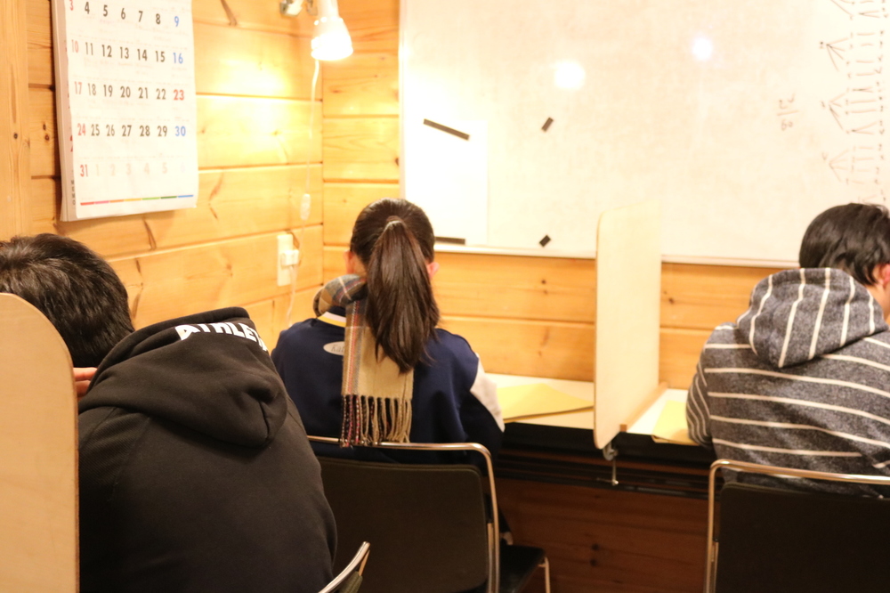寺子屋きくち。茨城県ひたちなか市のアットホームな学習塾。壁に向かって個室の雰囲気で勉強に集中している生徒さんの画像です。