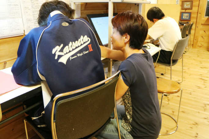 寺子屋きくち。茨城県ひたちなか市のアットホームな学習塾。先生が生徒の弱点を克服するために指導している画像です。