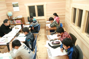 寺子屋きくち。茨城県ひたちなか市のアットホームな学習塾。小学生6年生向けの一足お先に中学英語クラスの授業の様子の画像です。