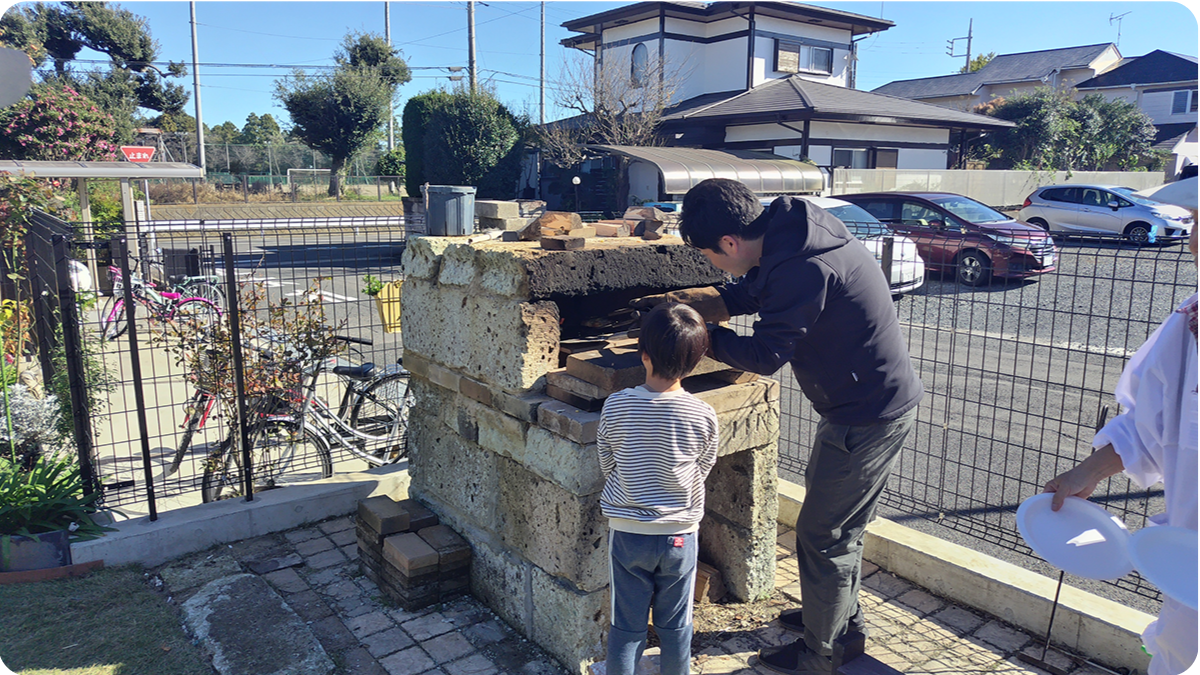 寺子屋きくち 茨城県ひたちなか市のアットホームな学習塾 小学生向けピザパーティーでピザ釜に入れているところ