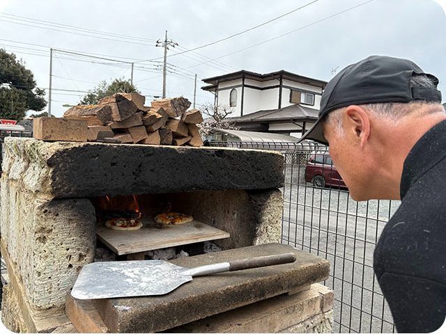 寺子屋ひたちなか‗フェアウェルパーティーでは自分で伸ばしたピザ生地に、好きな具を載せます