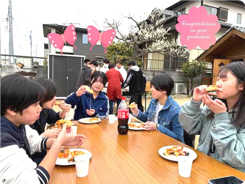 寺子屋ひたちなか‗フェアウェルパーティーで講師が焼いたピザを受け取ります