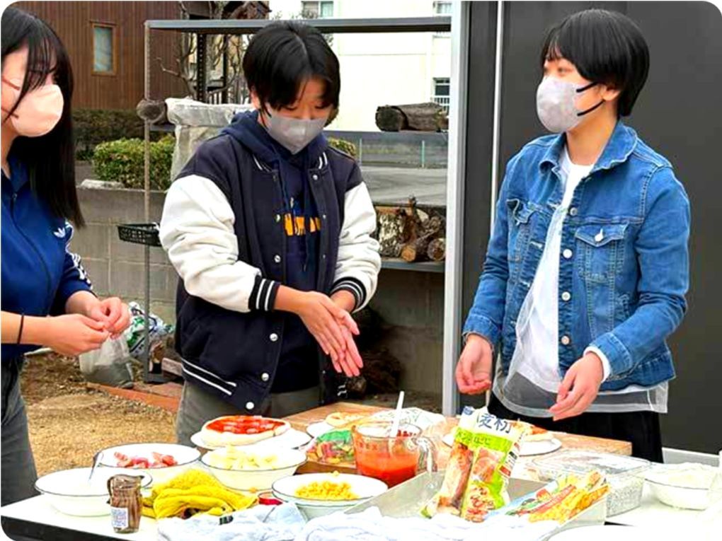 寺子屋ひたちなか‗フェアウェルパーティーでは自分でピザ生地を伸ばします