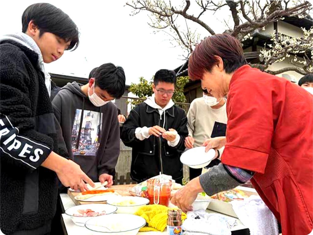 寺子屋ひたちなか‗フェアウェルパーティーでは講師が手づくりのピザ窯でピザを焼きます